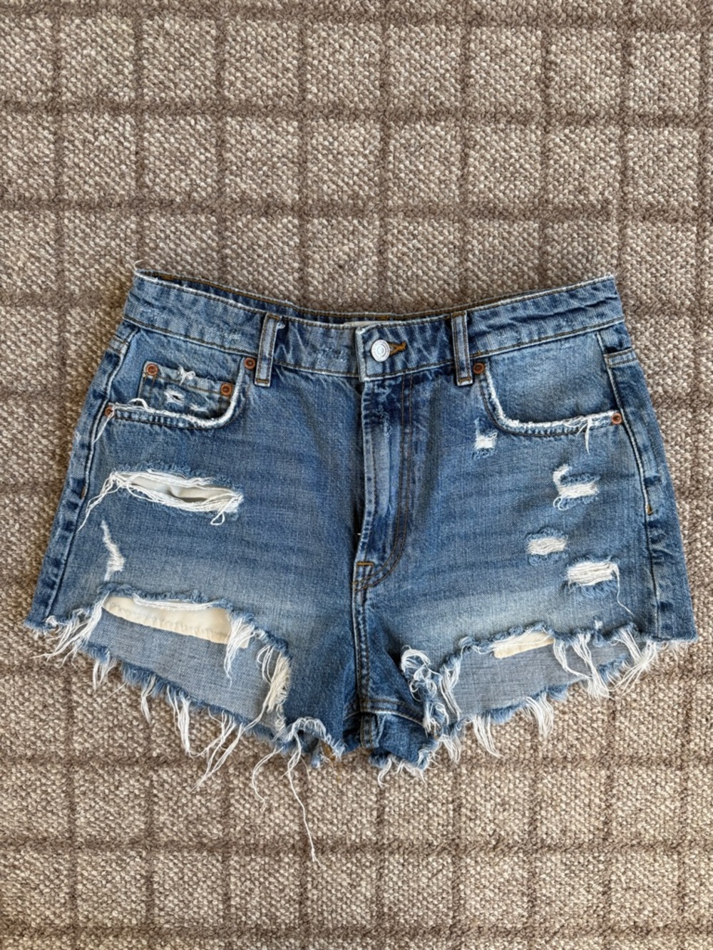 Women’s Zara HW cut-off denim shorts size 6